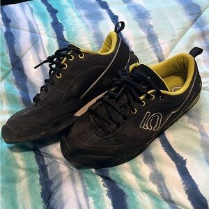 Men’s 5.10 approach shoes. Size 9.5 (8.5)